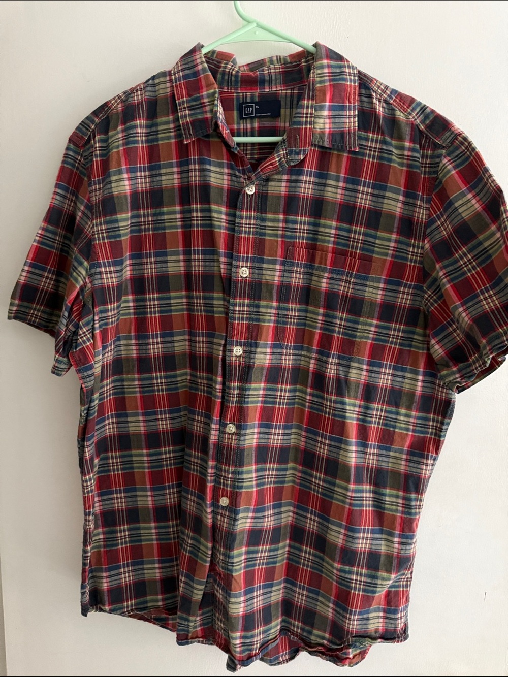 GAP Men's Red and Green Plaid Short-Sleeve Button-Down Shirt